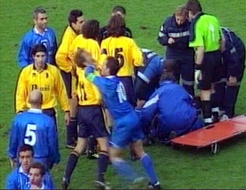 Campionato serie C 2000/2001. Como-Modena Ferrigno aggredisce violentemente Bertolotti (Ansa)